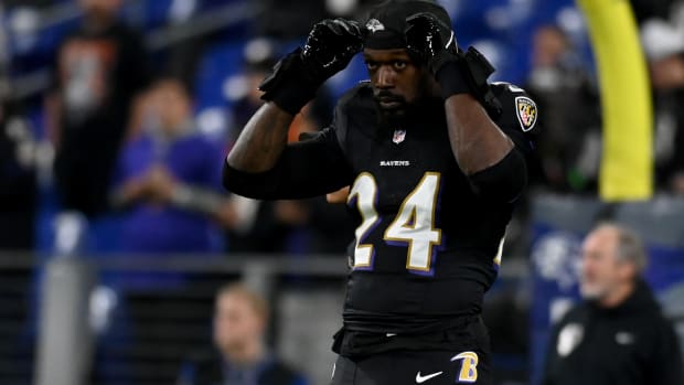 Clowney before the Ravens' 34-20 win over the Bengals on Nov. 16, 2023.